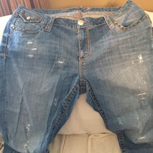 Seven7 brand distressed jean capris in size 20